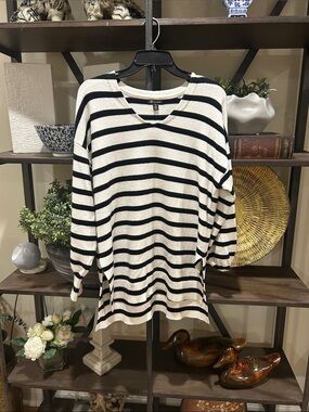 Versona  small  Striped V-Neck Lightweight Sweater - Black & White